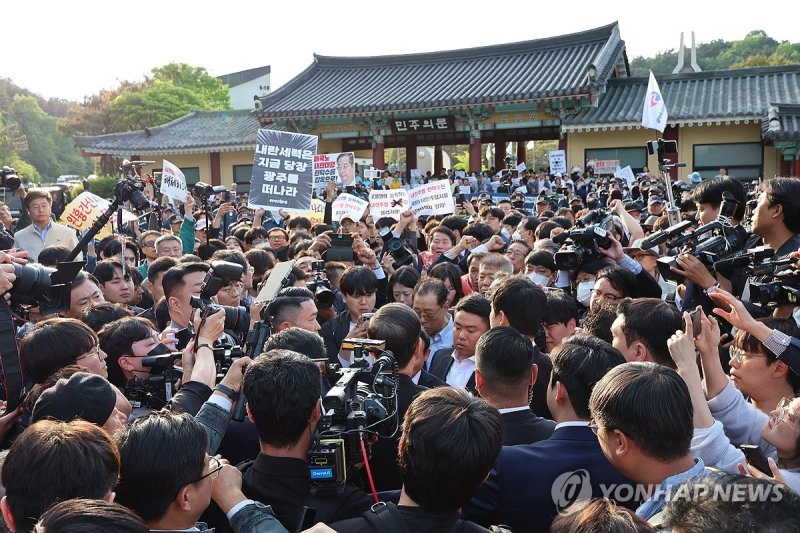 5·18묘역 참배길 막힌 한덕수 전 총리 (출처=연합뉴스)