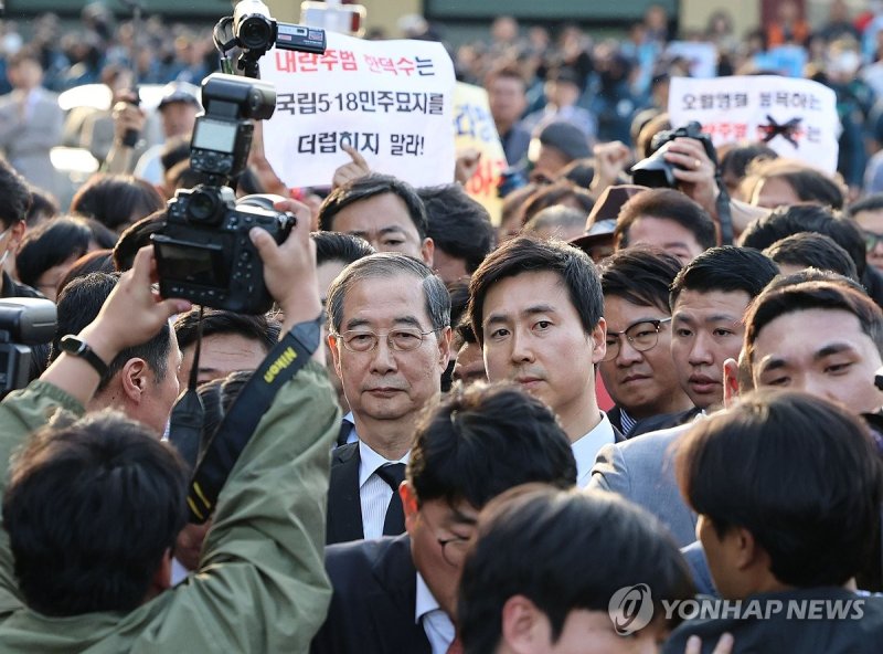 5·18묘역 참배길 막힌 한덕수 전 총리 (출처=연합뉴스)