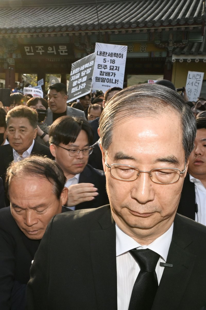 [광주=뉴시스] 이영주 기자 = 한덕수 전 국무총리가 2일 오후 광주 북구 운정동 국립5·18민주묘지에서 오월 영령을 향한 참배에 나서던 중 참배를 반대하는 광주시민들에 가로막혀 돌아서고 있다. 2025.05.02. leeyj2578@newsis.com