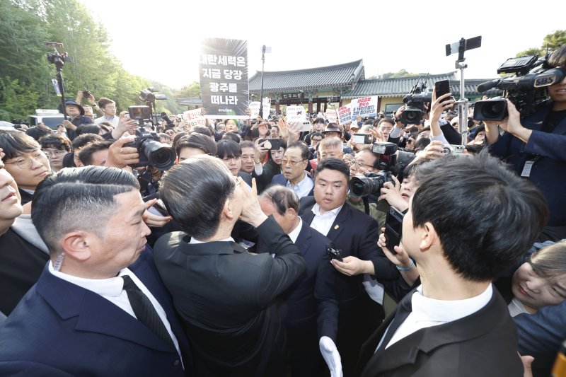 한덕수 전 국무총리가 2일 오후 광주시 국립5.18민주묘역에 토토사이트하려다 시민단체 반발로 입장이 막히자 "나도 호남사람입니다"라고 외치고 있다. 2025.5.2/뉴스1 ⓒ News1 김태성 기자