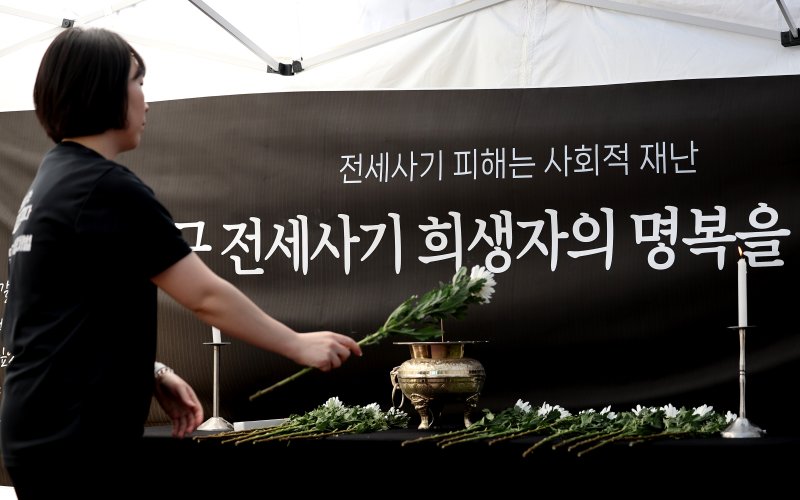 [대구=뉴시스] 이무열 기자 = 2일 대구 중구 동성로에 설치된 대구 블랙토토 희생자 1주기 추모 분향소에서 블랙토토·깡통전세 피해 대구 대책위원회, 블랙토토 대구 피해자 모임 관계자들이 희생자를 추모하고 있다. 2025.05.02. lmy@newsis.com