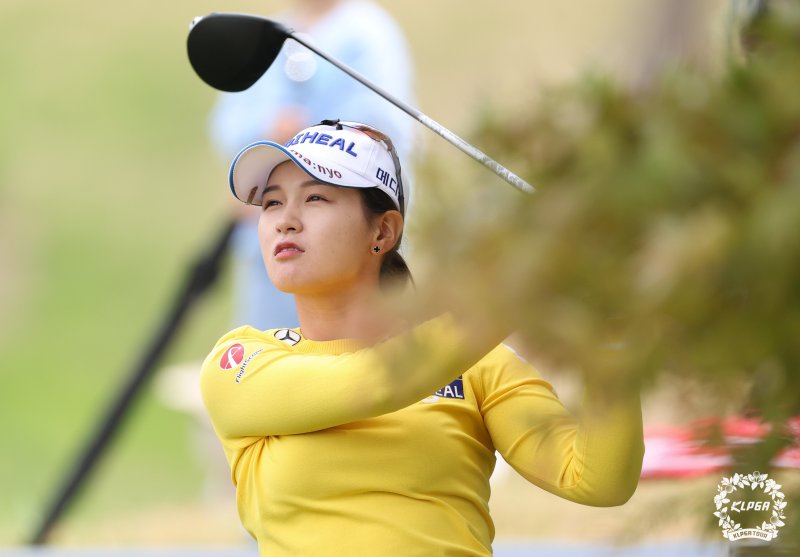 [서울=뉴시스] 핸드 확률이 2일 경기 양주 레이크우드CC에서 열린 '크리스에프앤씨 제47회 KLPGA 챔피언십' 2라운드 7번홀에서 티샷을 하고 있다. (사진=KLPGA 제공) 2025.05.02. *재판매 및 DB 금지