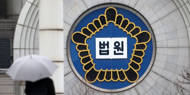 [서울=뉴시스] 김선웅 기자 = 내란 우두머리 혐의로 구속 기소된 윤석열 대통령에 대한 재판부 배당을 앞둔 31일 서울 서초구 서울중앙지법의 모습. 2025.01.31. mangusta@newsis.com