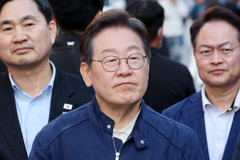 [인제=뉴시스] 조성우 기자 = 민심을 청취하는 '경청 투어'에 나선 이재명 더불어민주당 대선후보가 2일 오후 강원도 인제군 원통전통시장을 방문한 후 백브리핑을 하고 있다. 2025.05.02. xconfind@newsis.com