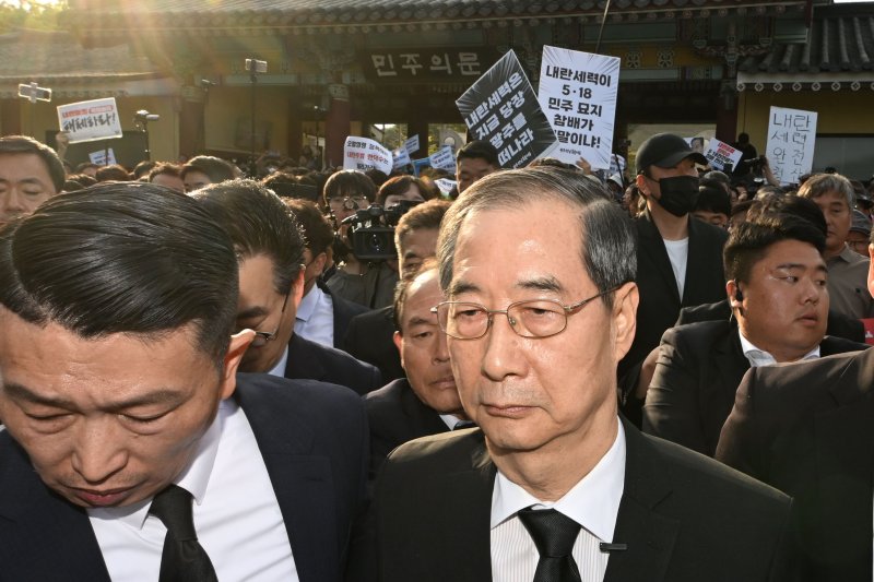 [페가수스 카지노=뉴시스] 이영주 기자 = 한덕수 전 국무총리가 2일 오후 페가수스 카지노 북구 운정동 국립5·18민주묘지에서 오월 영령을 향한 참배에 나서던 중 참배를 반대하는 페가수스 카지노시민들에 가로막혀 돌아서고 있다. 2025.05.02. leeyj2578@newsis.com