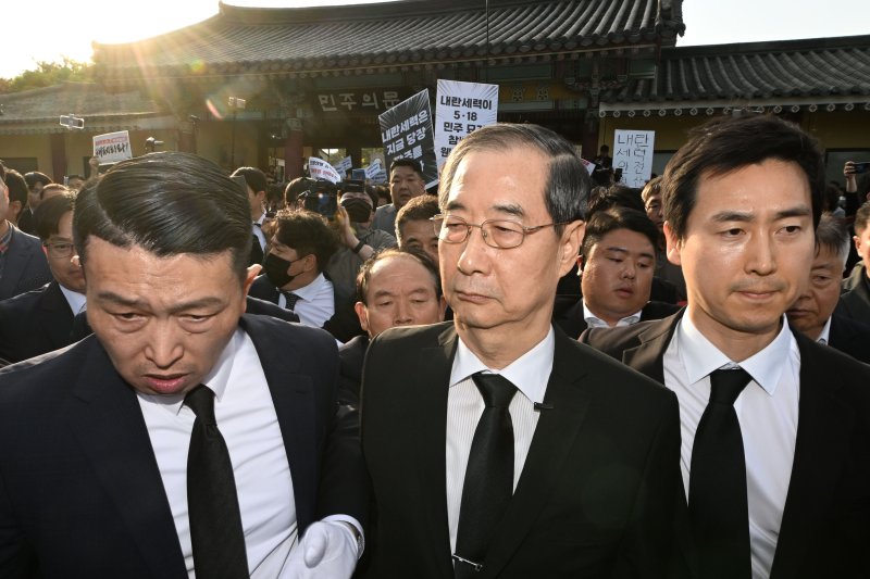 [광주=뉴시스] 이영주 기자 = 한덕수 전 국무총리가 2일 오후 광주 북구 운정동 국립5·18민주묘지에서 오월 영령을 향한 참배에 나서던 중 참배를 반대하는 광주시민들에 가로막혀 돌아서고 있다. 2025.05.02. leeyj2578@newsis.com