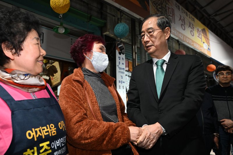 [광주=뉴시스] 김혜인 기자 = 대선 출마를 선언한 한덕수 전 국무총리가 2일 오후 광주 동구 대인시장을 찾아 시장 상인들과 인사하고 있다. 2025.05.02. hyein0342@newsis.com