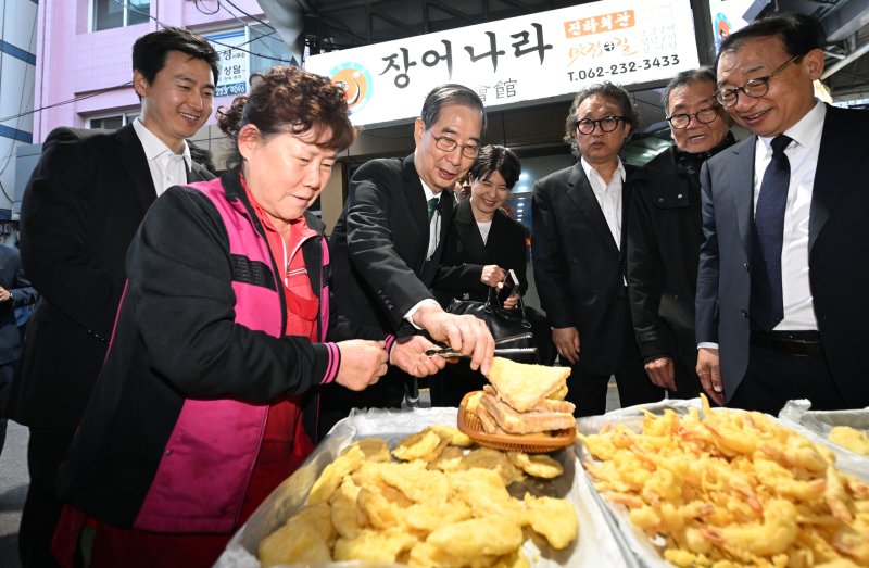 [광주=뉴시스] 김혜인 기자 = 대선 출마를 선언한 한덕수 전 국무총리가 2일 오후 광주 동구 대인시장을 찾아 시장 상인들과 인사하고 있다. 2025.05.02. hyein0342@newsis.com