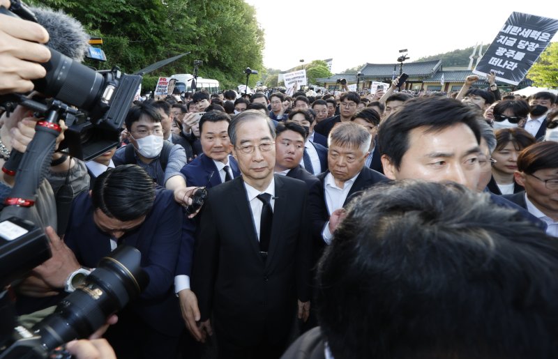 대통령 선거에 나선 한덕수 전 국무총리가 2일 오후 광주 북구 운정동 국립5·18민주묘지에 방문했으나 시민단체 반발에 참배를 하지 못하고 발걸음을 돌리고 있다. 2025.5.2/뉴스1 ⓒ News1 김태성 기자