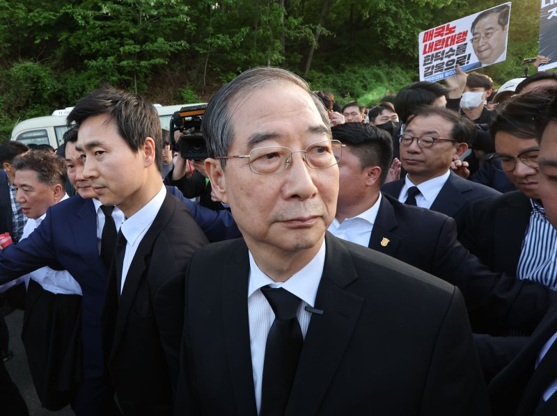 대통령 선거에 나선 한덕수 전 국무총리가 2일 오후 광주 북구 운정동 국립5·18민주묘지에 방문했으나 시민단체 반발에 참배를 하지 못하고 발걸음을 돌리고 있다. 2025.5.2/뉴스1 ⓒ News1 박지현 기자