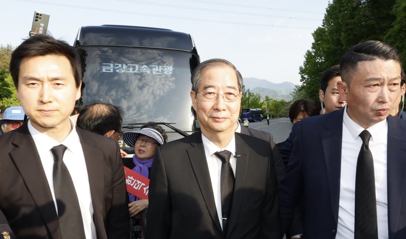 대통령 선거 출마에 나선 한덕수 전 국무총리가 2일 광주 북구 운정동 국립5·18민주묘지에 도착하고 있다. 2025.5.2/뉴스1 ⓒ News1 김태성 기자