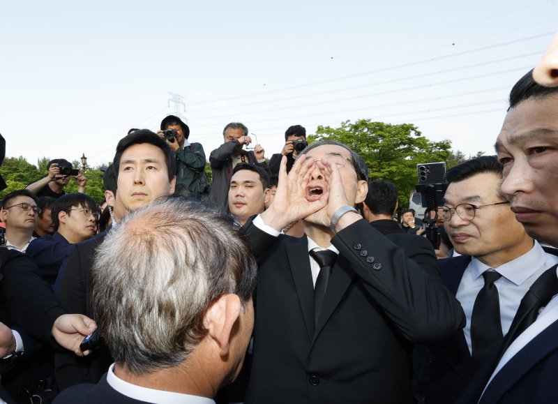 한덕수 전 국무총리가 2일 오후 광주시 국립5.18민주묘역에 참배하려다 시민단체 반발로 입장이 막히자 "나도 호남사람입니다＂라고 외치고 있다. 2025.5.2/뉴스1 ⓒ News1 김태성 기자