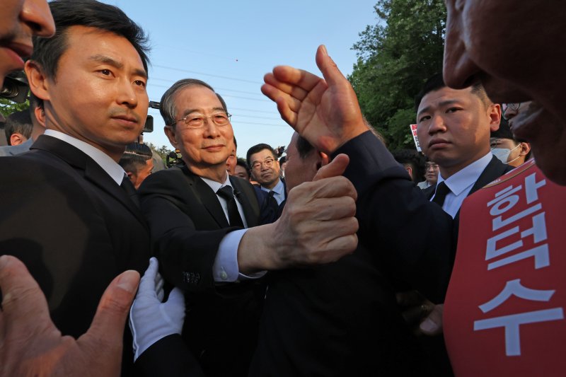 대통령 선거 출마에 나선 한덕수 전 국무총리가 2일 광주 북구 운정동 국립5·18민주묘지에서 지지자와 악수하고 있다. 2025.5.2/뉴스1 ⓒ News1 박지현 기자
