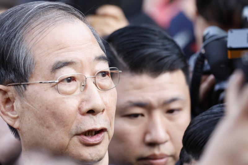대통령 선거에 나선 한덕수 전 국무총리가 2일 오후 광주 북구 운정동 국립5·18민주묘지에 방문했으나 시민단체 반발에 막히고 있다. 2025.5.2/뉴스1 ⓒ News1 김태성 기자