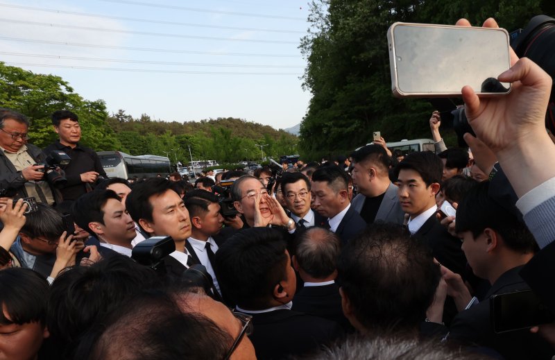대통령 출마 선언 이후 첫 일정으로 광주를 찾은 한덕수 전 국무총리가 2일 광주 북구 운정동 국립5·18민주묘지에서 반발하는 시민단체에 읍소하고 있다. 2025.5.2/뉴스1 ⓒ News1 박지현 기자