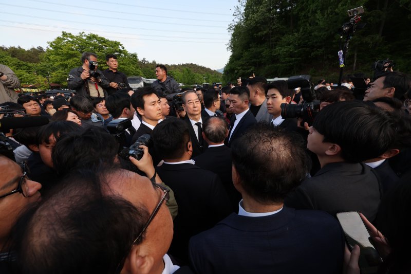 대통령 선거에 나선 한덕수 전 국무총리가 2일 오후 광주 북구 운정동 국립5·18민주묘지에 방문했으나 시민단체 반발에 막히고 있다. 2025.5.2/뉴스1 ⓒ News1 박지현 기자