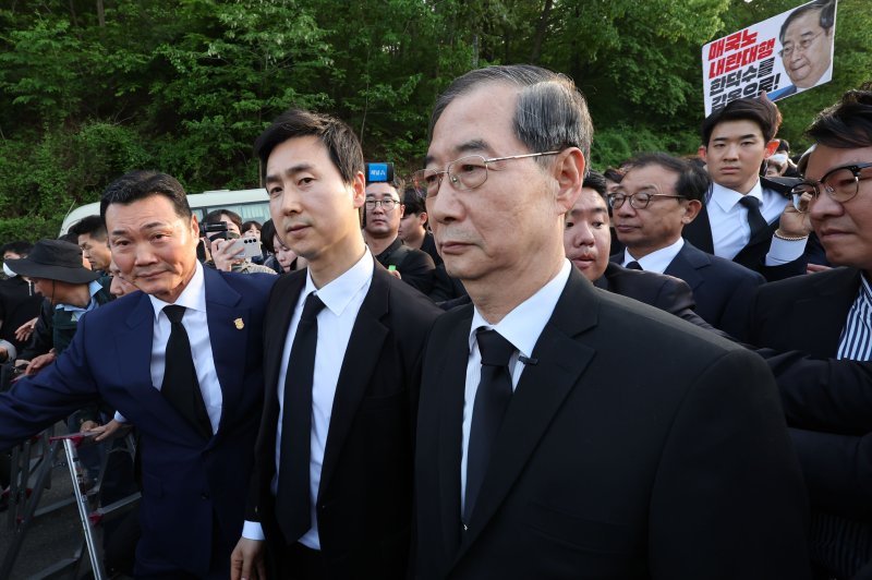 대통령 선거에 나선 한덕수 전 국무총리가 2일 오후 광주 북구 운정동 국립5·18민주묘지에 방문했으나 시민단체 반발에 참배를 하지 못하고 발걸음을 돌리고 있다. 2025.5.2/뉴스1 ⓒ News1 박지현 기자