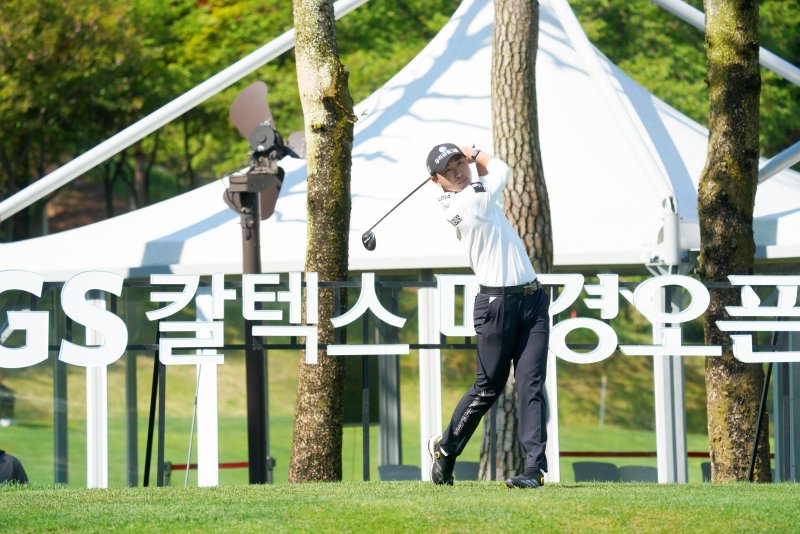 [성남=뉴시스]조우영, GS칼텍스 매경오픈 2라운드 꽁 머니 카지노 선두. (사진=KGA 제공)