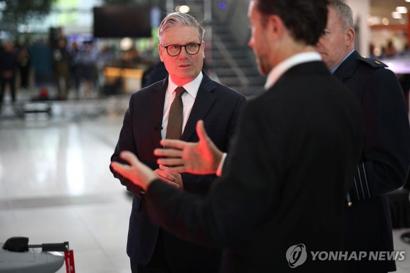 2일 국방 협력업체를 방문한 스타머 총리 (출처=연합뉴스)