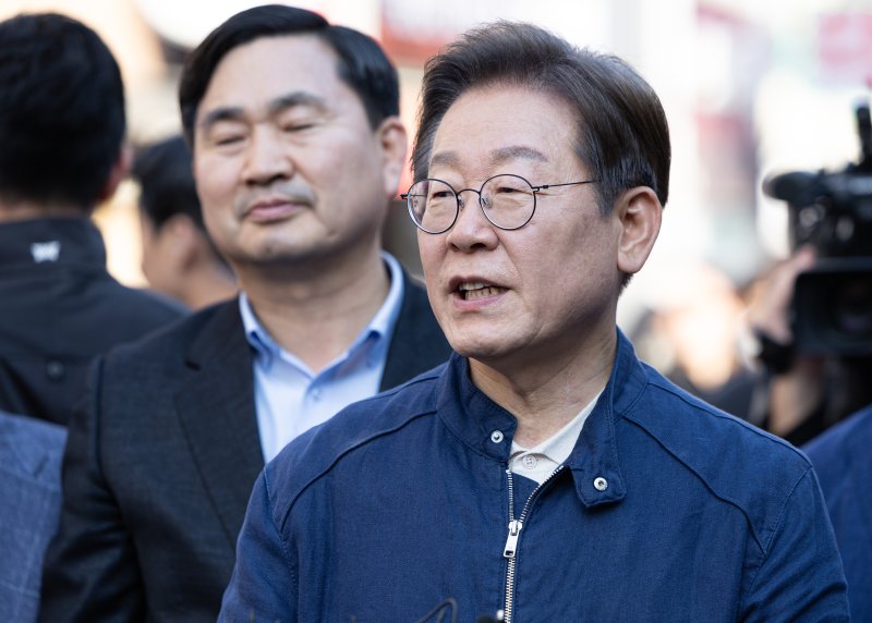 '골목골목 경청투어 : 접경벨트편'에 나선 이재명 더불어민주당 대통령 후보가 2일 오후 강원 인제군 북면 원통시장에서 시민들을 만난 후 백브리핑을 하고 있다. 2025.5.2/뉴스1 ⓒ News1 이재명 기자