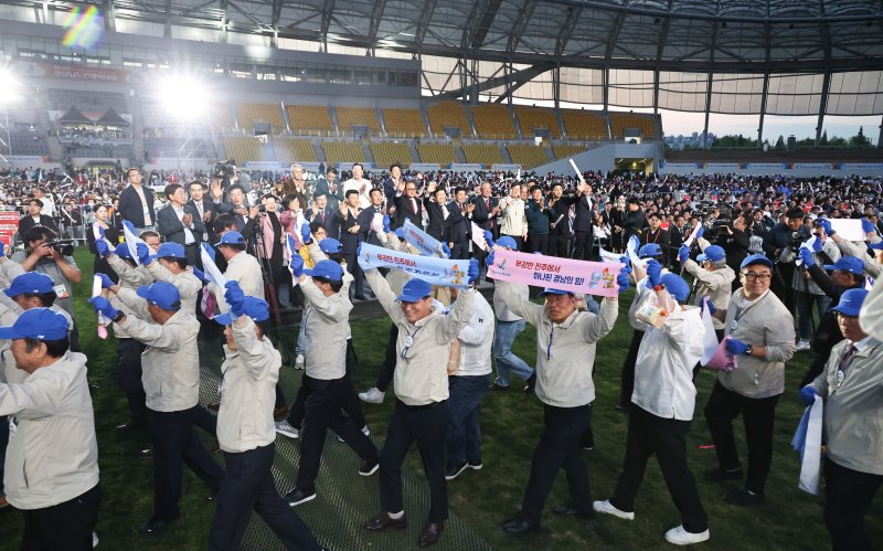 2일 진주종합경기장에서 제64회 경상남도민체육대회 개회식이 열리고 있다.(경남도 제공. 재판매 및 DB금지.)