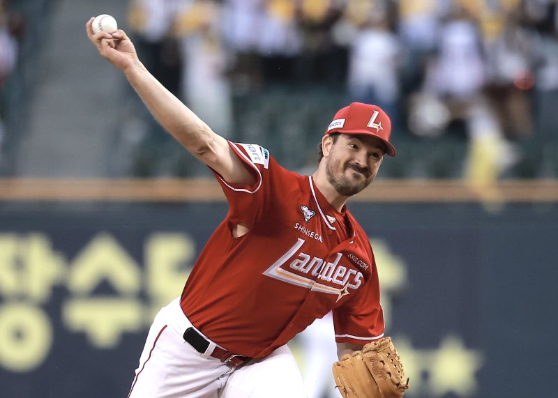 [서울=뉴시스] 정병혁 기자 = 2일 서울 송파구 잠실야구장에서 열린 2025 KBO리그 SSG 랜더스와 LG 트윈스의 경기, SSG 선발 앤더슨이 역투하고 있다. 2025.05.02. jhope@newsis.com