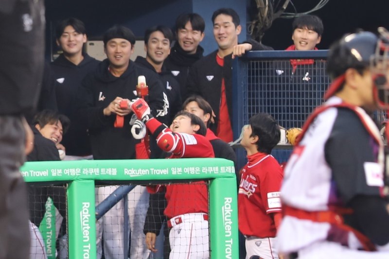 더그아웃에서 홈런 세리머니를 하는 최정 (출처=연합뉴스)