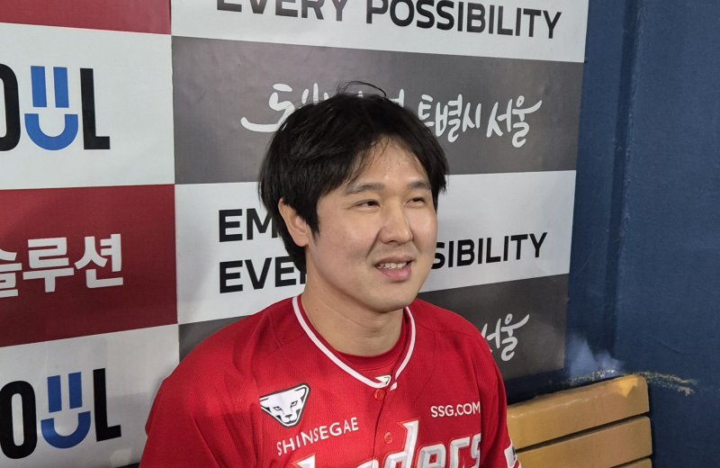 [서울=뉴시스] 문채현 기자 = 프로야구 SSG 랜더스 메이저카지노이 2일 서울 잠실구장에서 열린 2025 신한 쏠뱅크 KBO리그 LG 트윈스와의 경기에서 승리한 뒤 취재진과 인터뷰를 하고 있다. 2025.05.02. dal@newsis.com *재판매 및 DB 금지