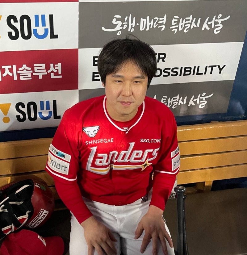 경기 후 한결 편안해진 표정으로 인터뷰하는 SSG 최정 (출처=연합뉴스)