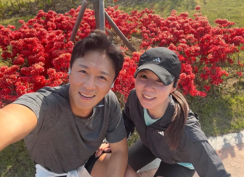 [서울=뉴시스] 왼쪽부터 카지노게임, 박시은. (사진=카지노게임 인스타그램 캡처) 2025.05.02. photo@newsis.com *재판매 및 DB 금지