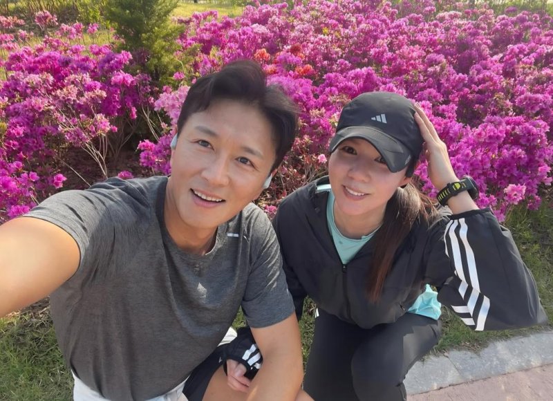 [서울=뉴시스] 왼쪽부터 카지노게임, 박시은. (사진=카지노게임 인스타그램 캡처) 2025.05.02. photo@newsis.com *재판매 및 DB 금지