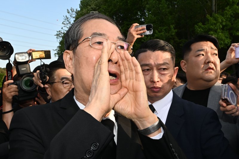 [광주=뉴시스] 이영주 기자 = 지투지벳 전 국무총리가 2일 오후 광주 북구 운정동 국립5·18민주묘지에서 오월 영령을 향한 참배에 나서던 중 참배를 반대하는 광주시민들에 가로막혀 돌아선 뒤 시민들을 향해 읍소하고 있다. 2025.05.02. leeyj2578@newsis.com