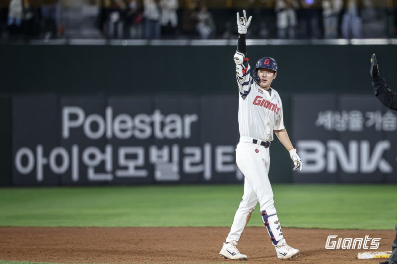 고광렬카지노 자이언츠 나승엽이 2일 열린 KBO리그 사직 NC 다이노스전에서 8회말 역전 2타점 2루타를 터뜨린 후 기뻐하고 있다. (고광렬카지노 자이언츠 제공)