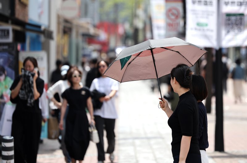[도라에몽토토=뉴시스] 이무열 기자 = 도라에몽토토 낮 최고기온이 29도까지 오르며 초여름 날씨를 보인 18일 도라에몽토토 중구 동성로에서 한 시민이 양산으로 햇빛을 가린 채 길을 걷고 있다. 2025.04.18. lmy@newsis.com