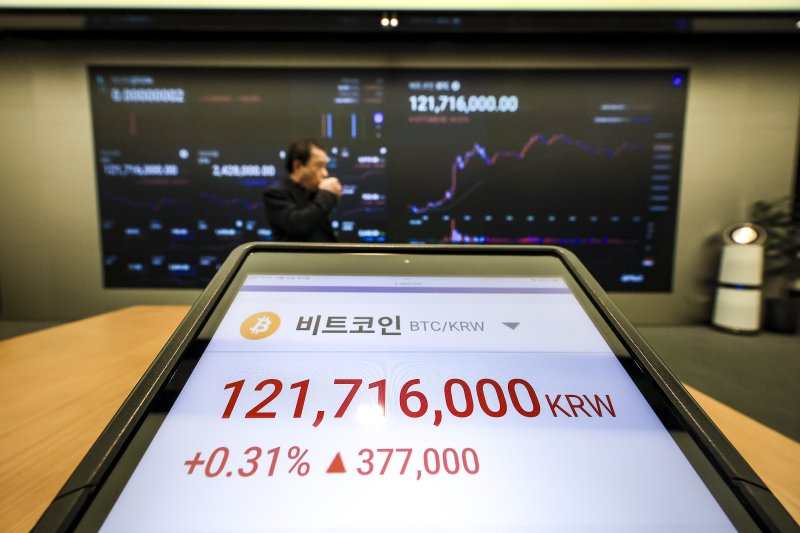 [서울=뉴시스] 정병혁 기자 = (기사와 무관한 사진) 지난달 10일 서울 강남구 업비트 고객센터에 설치된 태블릿에 비트코어카지노 시세가 표시되고 있다. 2025.04.10. jhope@newsis.com