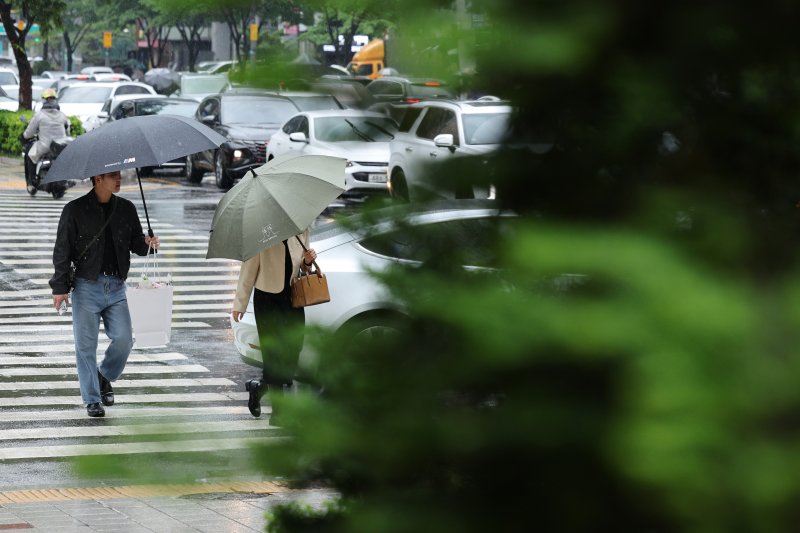 우산을 쓴 시민들이 걸음을 옮기고 있다. 2025.5.1/바카라 베팅1 ⓒ News1 신웅수 기자