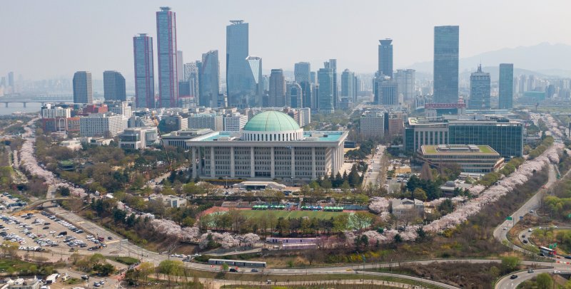 주말인 7일 서울 영등포구 여의서로(윤중로)를 찾은 상춘객들이 만개한 벚꽃 아래를 거닐며 봄을 만끽하고 있다. 2024.4.7/라칸카지노1 ⓒ News1 유승관 기자