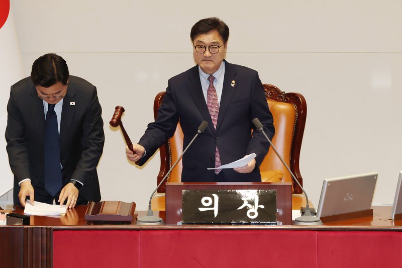 우원식 에볼루션 바카라 무료의장이 1일 오후 서울 여의도 에볼루션 바카라 무료에서 열린 본회의에서 최상목 경제부총리 겸 기획재정부장관의 사표 재가로 최 부총리 탄핵소추안 투표중지 및 투표 불성립을 선언하고 있다. 2025.5.1/뉴스1 ⓒ News1 이광호 기자