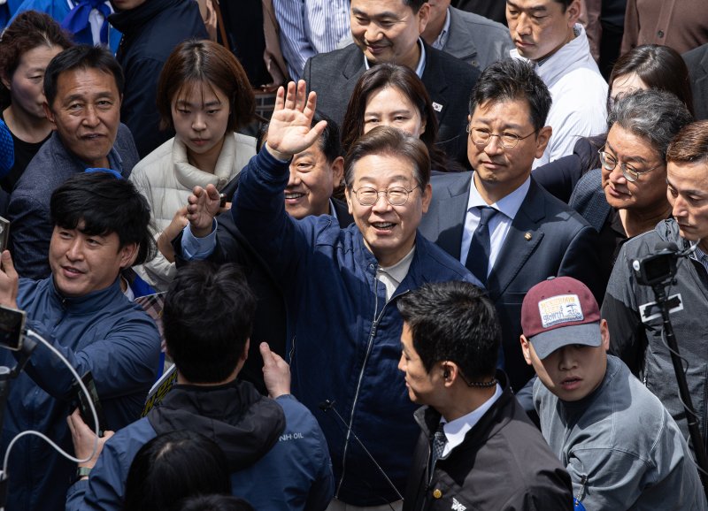 '골목골목 경청투어 : 접경벨트편'에 나선 이재명 더불어민주당 대통령 후보가 2일 오후 강원 화천군 화천공영버스터미널 인근에서 지지자들을 향해 인사하고 있다. 2025.5.2/뉴스1 ⓒ News1 이재명 기자