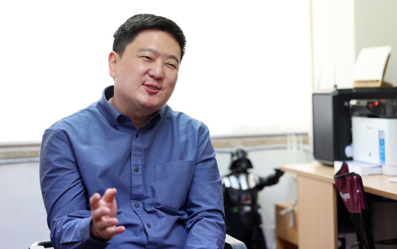 김태봉 아주대학교 경제학과 뱅크카지노가 29일 경기도 수원시 아주대학교에서 뉴스1과 인터뷰를 하고 있다. 2025.4.29/뉴스1 ⓒ News1 김명섭 기자