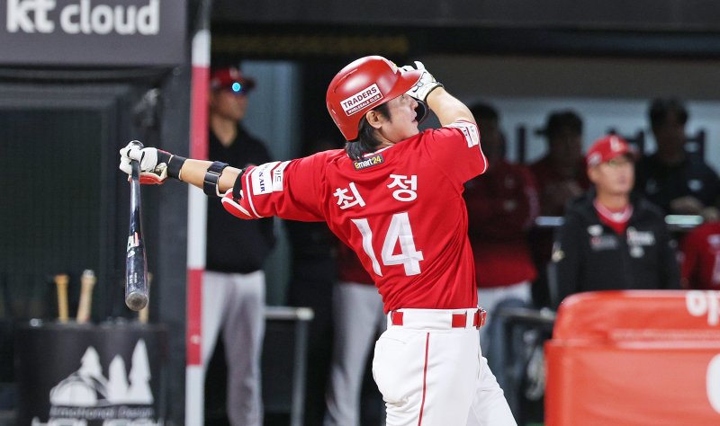홈런 치는 최정. 뉴스1 DB ⓒ News1 장수영 기자