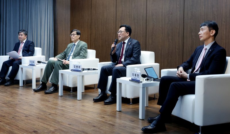 [서울=뉴시스] 김진아 쇼미더벳 = 김병환 금융위원장이 3일 서울 중구 은행회관에서 열린 한국은행-한국금융연구원 공동 정책 컨퍼런스 '부동산 신용집중: 현황, 문제점 그리고 개선방안' 특별대담에서 발언하고 있다. 왼쪽부터 이항용 한국금융연구원 원장, 이창용 한국은행 총재, 김 위원장, 이복현 금융감독원장. 2025.04.03. bluesoda@newsis.com