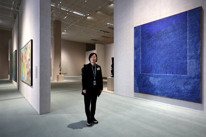 [서울=뉴시스] 박진희 기자 = 한국현대라이트닝 바카라 사이트 하이라이트전시를 기획한 배명지 국립현대라이트닝 바카라 사이트관 학예연구사가 김환기의 '산울림'(1973)작품앞에서 포즈를 취했다. pak7130@newsis.com
