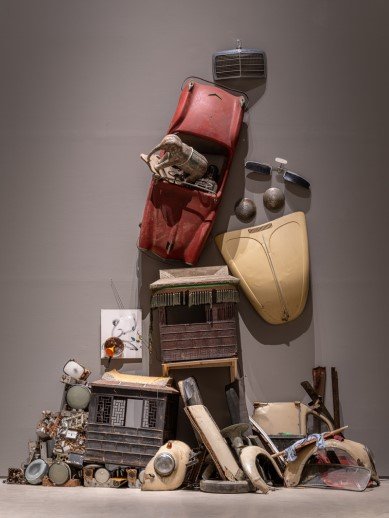 라이트닝 바카라 사이트, 잡동사니 벽, 1995, 자동차 부품, 가마, 피아노 키보드, TV 부품, 오디오, 스피커, 코끼리상, 불상, 트럼펫, 채색한 캔버스와 õ, 프라이팬, 깔대기, 가변 크기 *재판매 및 DB 금지