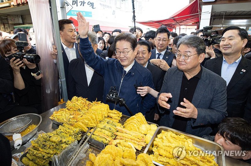 철원 시민들에게 인사하는 이재명 후보 (출처=연합뉴스)