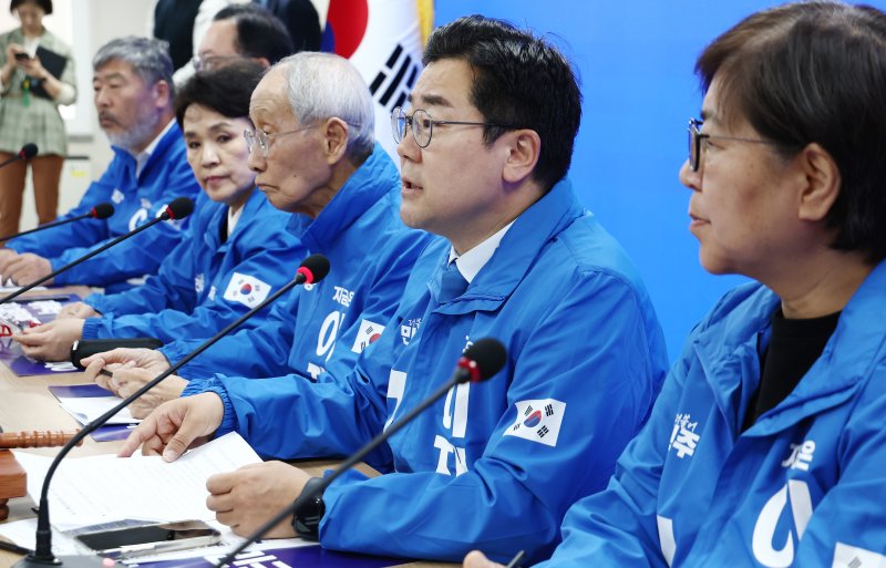 박찬대 더불어민주당 상임 총괄선거대책위원장이 2일 오전 서울 여의도 중앙당사에서 열린 중앙선거대책위원회의에서 모두 발언을 하고 있다. 2025.5.2/뉴스1 ⓒ News1 김민지 기자