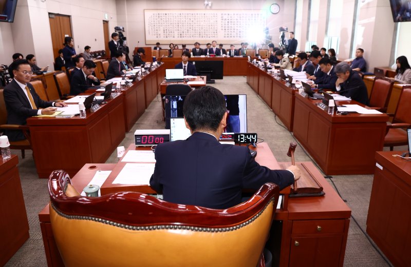 정청래 법제사법위원장이 2일 오후 서울 여의도 국회에서 열린 법제사법위원회 전체회의에서 대통령 당선시 진행 중인 형사재판 절차를 정지하도록 하는 내용의 형사소송법 개정안을 상정하고 있다. 2025.5.2/뉴스1 ⓒ News1 김민지 기자