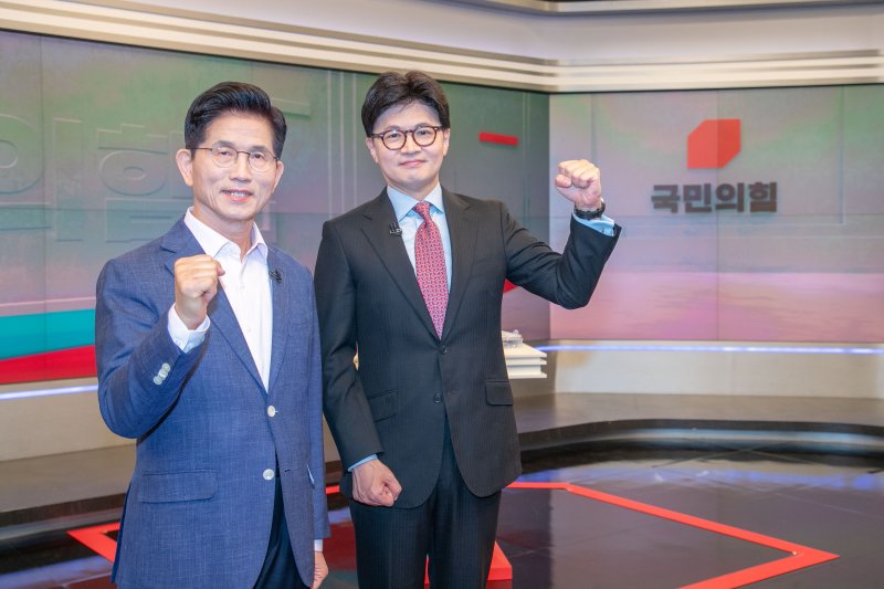 국민의힘 김문수(왼쪽), 한동훈 대선 경선 티모카지노가 30일 오후 서울 중구 TV조선에서 열린 제21대 대통령 티모카지노자 결승 토론회에 앞서 기념촬영을 하고 있다. 2025.4.30/뉴스1 ⓒ News1 국회사진취재단