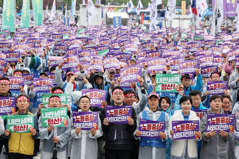 한국노총 조합원 등 참가자들이 1일 오후 서울 종로구 동십자각 일대에서 열린 '제135주년 세계노동절 전국노동자대회'에서 구호를 외치고 있다. 2025.5.1/뉴스1 ⓒ News1 민경석 기자
