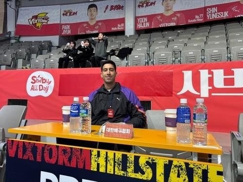 V리그 경기장을 찾아 선수들을 점검하는 라미레스 감독 (출처=연합뉴스)